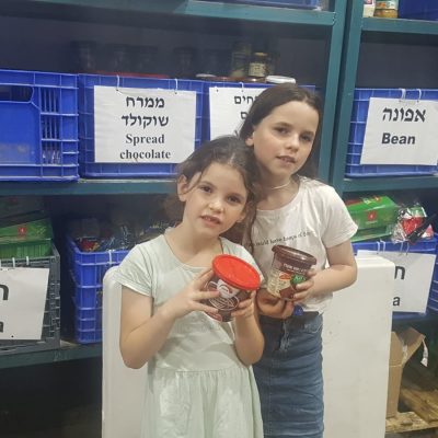 בנות משפחת נויברגר סייעו באריסת מוצרי מזון לעילוי נשמת סבתם