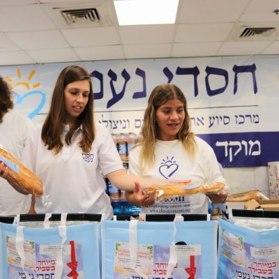 אזולאי אורזת סלי מזון לחג שבועות